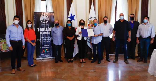 Moviendo Vidas y la Alcaldía de Panamá formalizan proyecto de reforestación en la ciudad