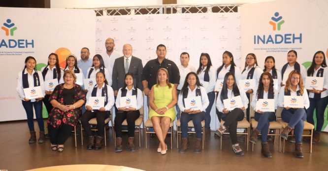 Primera promoción 100% de mujeres de las comunidades cercanas a Cobre Panamá concluye formación como operadoras de equipo pesado